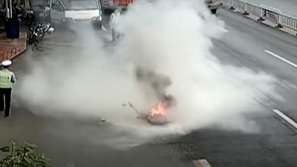 திடீரென தீப்பற்றி எரிந்த ஸ்கூட்டர்... இந்த வீடியோ பார்த்தால் எலெக்ட்ரிக் வாகனங்களை வாங்க மாட்டீர்கள்