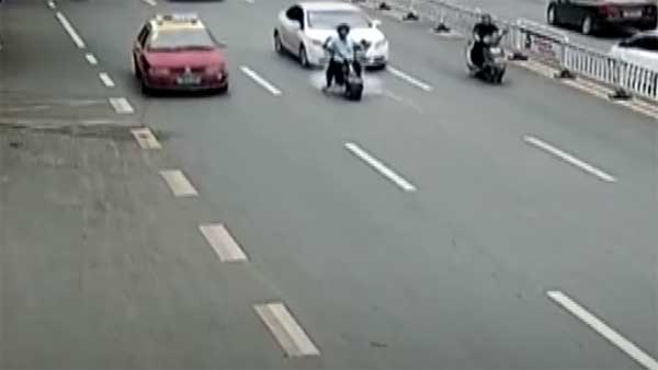 திடீரென தீப்பற்றி எரிந்த ஸ்கூட்டர்... இந்த வீடியோ பார்த்தால் எலெக்ட்ரிக் வாகனங்களை வாங்க மாட்டீர்கள்