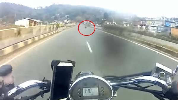 பைக்கில் 150 கிமீ வேகம்... நூலிழையில் உயிர் தப்பிய வாலிபர்... நெஞ்சை உறைய வைக்கும் வீடியோ...