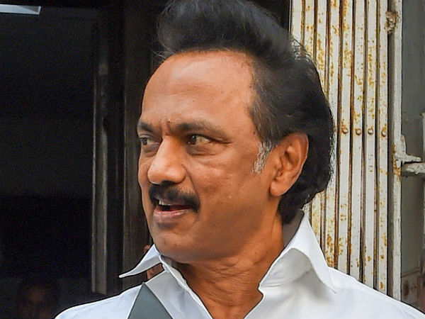 கர்நாடக அரசு பஸ்ஸை அடித்து நொறுக்கி பயணிகளிடம் அராஜகம்... யார் என தெரிந்தால் கோவப்படுவீர்கள்...