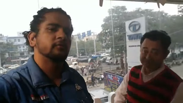 வாடிக்கையாளரை சரமாரியாக தாக்கிய டீலர்ஷிப் ஊழியர்கள்... காரணம் தெரிந்தால் அதிர்ச்சியடைவீர்கள்...