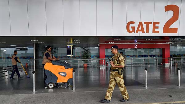 நடுவானில் விமானத்தின் கதவை திறந்த பயணியால் விபரீதம்.. என்ன நடந்தது என தெரிந்தால் அதிர்ச்சியடைவீர்கள்