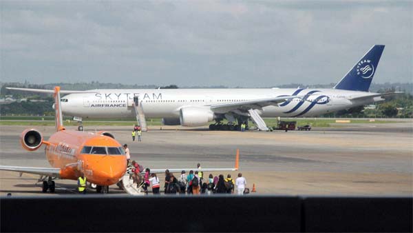 நடுவானில் விமானத்தின் கதவை திறந்த பயணியால் விபரீதம்.. என்ன நடந்தது என தெரிந்தால் அதிர்ச்சியடைவீர்கள்