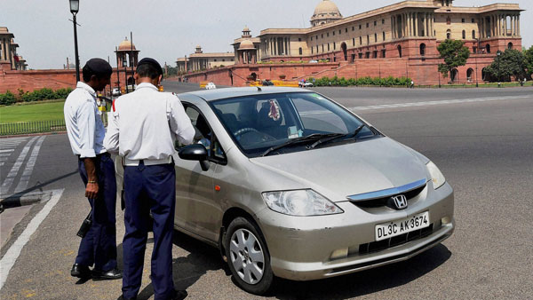 இந்திய இருசக்கர வாகன ஓட்டிகள் போலீஸை வெறுக்க காரணம் இதுதான்: வீடியோக்களின் தொகுப்பு!