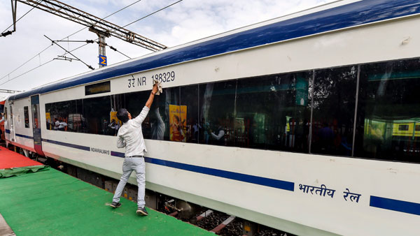 பிப்.15ல் பயணிகள் சேவைக்கு வருகிறது டிரெயின்-18 எக்ஸ்பிரஸ் ரயில்!