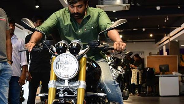 விஜய் சேதுபதி வாங்கிய 4 லட்ச ரூபாய் பைக்கின் நம்பர் பிளேட் இதைத்தான் குறிக்கிறது.. ரசிகர்கள் வியப்பு