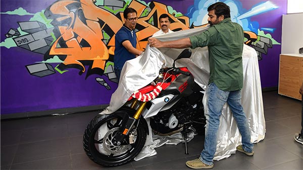 விஜய் சேதுபதி வாங்கிய 4 லட்ச ரூபாய் பைக்கின் நம்பர் பிளேட் இதைத்தான் குறிக்கிறது.. ரசிகர்கள் வியப்பு