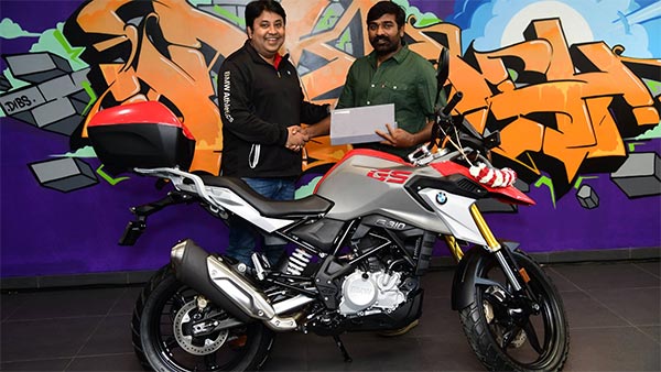 விஜய் சேதுபதி வாங்கிய 4 லட்ச ரூபாய் பைக்கின் நம்பர் பிளேட் இதைத்தான் குறிக்கிறது.. ரசிகர்கள் வியப்பு