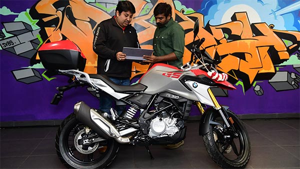 விஜய் சேதுபதி வாங்கிய 4 லட்ச ரூபாய் பைக்கின் நம்பர் பிளேட் இதைத்தான் குறிக்கிறது.. ரசிகர்கள் வியப்பு