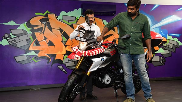 விஜய் சேதுபதி வாங்கிய 4 லட்ச ரூபாய் பைக்கின் நம்பர் பிளேட் இதைத்தான் குறிக்கிறது.. ரசிகர்கள் வியப்பு