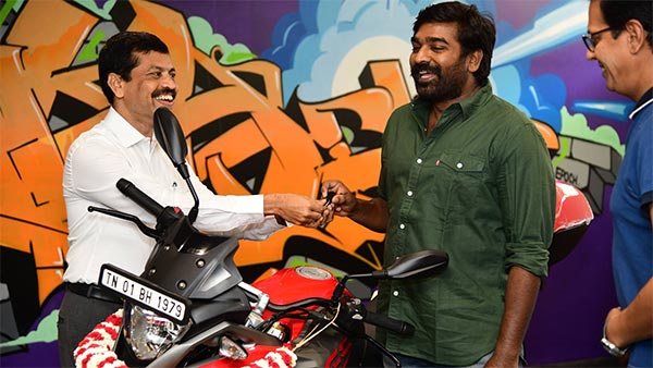 விஜய் சேதுபதி வாங்கிய 4 லட்ச ரூபாய் பைக்கின் நம்பர் பிளேட் இதைத்தான் குறிக்கிறது.. ரசிகர்கள் வியப்பு