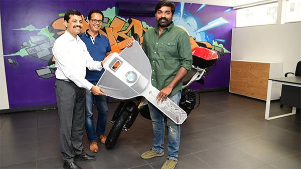 விஜய் சேதுபதி வாங்கிய 4 லட்ச ரூபாய் பைக்கின் நம்பர் பிளேட் இதைத்தான் குறிக்கிறது.. ரசிகர்கள் வியப்பு