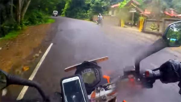 இந்திய இருசக்கர வாகன ஓட்டிகள் போலீஸை வெறுக்க காரணம் இதுதான்: வீடியோக்களின் தொகுப்பு!