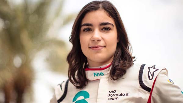 ஹூண்டாய் கார் ஷோரூமில் பெண்ணுக்கு அரங்கேறிய துயரம்: அதிர்ச்சி வீடியோ!