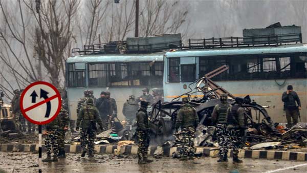 ஒன்றன் பின் ஒன்றாக மோதிய கார்கள்- கோர விபத்தின் வைரல் வீடியோ: இணையதள வாசிகளுக்கு போலீஸ் எச்சரிக்கை!