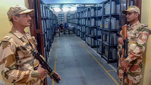 பாஜக எம்எல்ஏ வீடு அருகே கிடந்த வாக்குப்பதிவு இயந்திரம்... தேர்தல் ஆணையம் எடுத்த நடவடிக்கை இதுதான்...