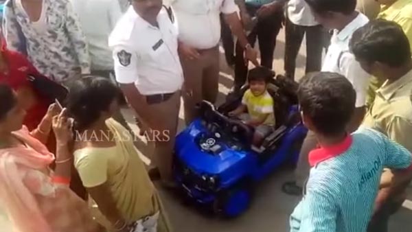 பிஸியான சாலையில் பேட்டரி காரை தனியாக ஓட்டி வந்த 5 வயது சிறுவன்: சுற்றி வளைத்த போக்குவரத்து போலீஸார்...!