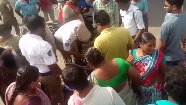 பிஸியான சாலையில் பேட்டரி காரை தனியாக ஓட்டி வந்த 5 வயது சிறுவன்: சுற்றி வளைத்த போக்குவரத்து போலீஸார்...!