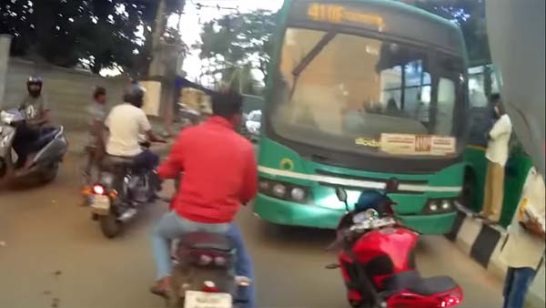 தவறான பாதையில் ஏறிவந்த டாடா இன்டிகா - இடைமறைத்து தக்க பாடம் புகட்டிய இளைஞருக்கு பொதுமக்கள் பாராட்டு... வைரல் வீடியோ!