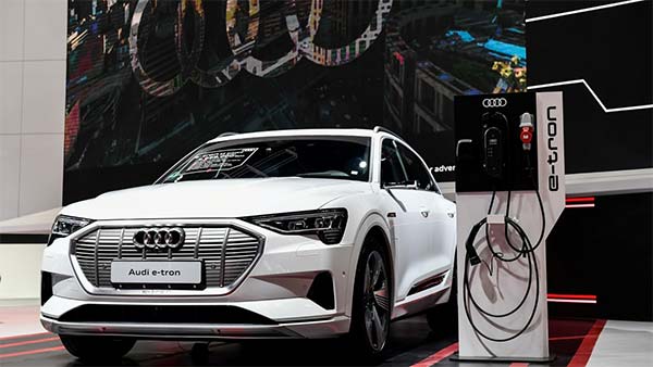 சார்ஜ் தீர்ந்துவிட்டால் கவலை வேண்டாம்: தானாக மின் சக்தியை மோட்டாரில் பெறும் ஆடியின் அதிநவீன கார்...?