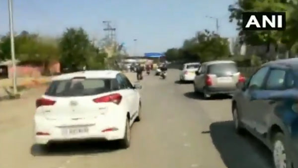 தவறு செய்த வாலிபரை நிறுத்த ஸ்பைடர் மேனாக மாறிய கேப் டிரைவர்... வைரலாகும் அதிர்ச்சி வீடியோ...