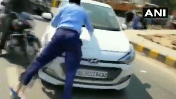 தவறு செய்த வாலிபரை நிறுத்த ஸ்பைடர் மேனாக மாறிய கேப் டிரைவர்... வைரலாகும் அதிர்ச்சி வீடியோ...