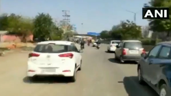 தவறு செய்த வாலிபரை நிறுத்த ஸ்பைடர் மேனாக மாறிய கேப் டிரைவர்... வைரலாகும் அதிர்ச்சி வீடியோ...