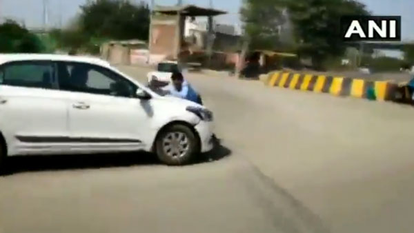 தவறு செய்த வாலிபரை நிறுத்த ஸ்பைடர் மேனாக மாறிய கேப் டிரைவர்... வைரலாகும் அதிர்ச்சி வீடியோ...