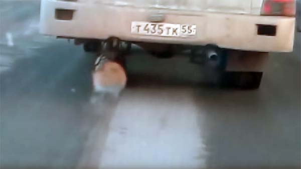 சக்கரத்திற்கு பதிலாக மரக்கட்டையை வைத்து வேனை இயக்கிய சாரதி: வைரல் வீடியோ...!