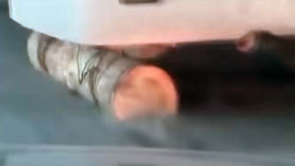 சக்கரத்திற்கு பதிலாக மரக்கட்டையை வைத்து வேனை இயக்கிய சாரதி: வைரல் வீடியோ...!