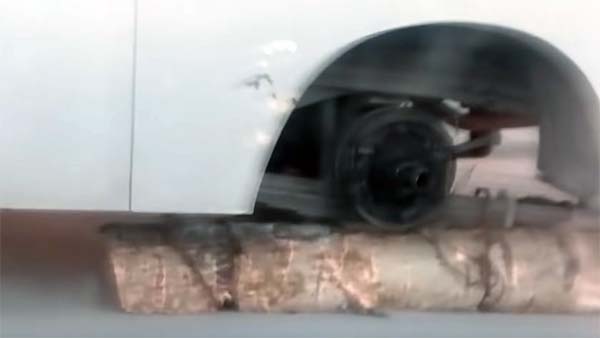 சக்கரத்திற்கு பதிலாக மரக்கட்டையை வைத்து வேனை இயக்கிய சாரதி: வைரல் வீடியோ...!