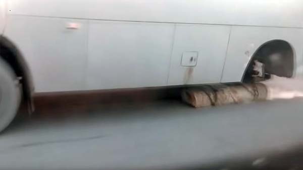 சக்கரத்திற்கு பதிலாக மரக்கட்டையை வைத்து வேனை இயக்கிய சாரதி: வைரல் வீடியோ...!