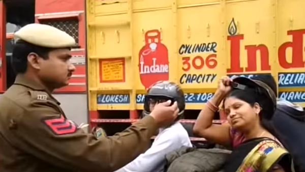 நடுரோட்டில் பெண்ணின் ஹெல்மெட்டை உடைத்த போலீஸ்காரர்... காரணம் தெரிந்தால் அதிர்ச்சியடைவீர்கள்