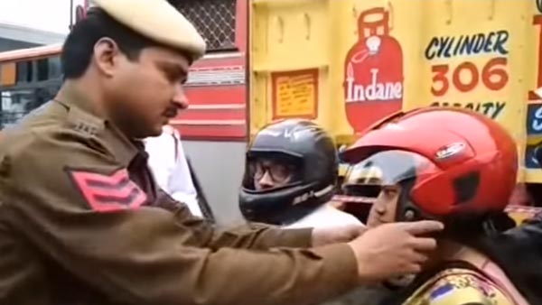 நடுரோட்டில் பெண்ணின் ஹெல்மெட்டை உடைத்த போலீஸ்காரர்... காரணம் தெரிந்தால் அதிர்ச்சியடைவீர்கள்