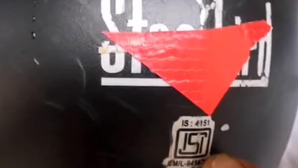 நடுரோட்டில் பெண்ணின் ஹெல்மெட்டை உடைத்த போலீஸ்காரர்... காரணம் தெரிந்தால் அதிர்ச்சியடைவீர்கள்