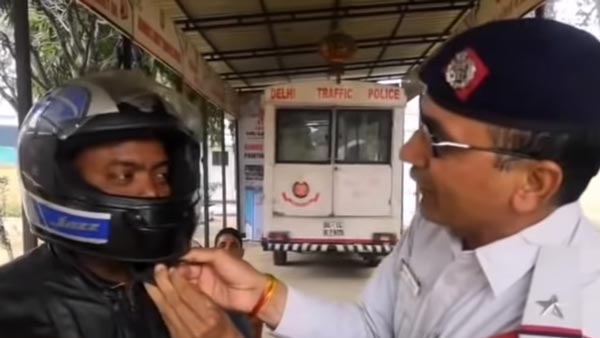 நடுரோட்டில் பெண்ணின் ஹெல்மெட்டை உடைத்த போலீஸ்காரர்... காரணம் தெரிந்தால் அதிர்ச்சியடைவீர்கள்