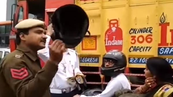 நடுரோட்டில் பெண்ணின் ஹெல்மெட்டை உடைத்த போலீஸ்காரர்... காரணம் தெரிந்தால் அதிர்ச்சியடைவீர்கள்