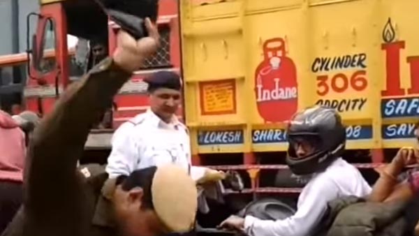நடுரோட்டில் பெண்ணின் ஹெல்மெட்டை உடைத்த போலீஸ்காரர்... காரணம் தெரிந்தால் அதிர்ச்சியடைவீர்கள்