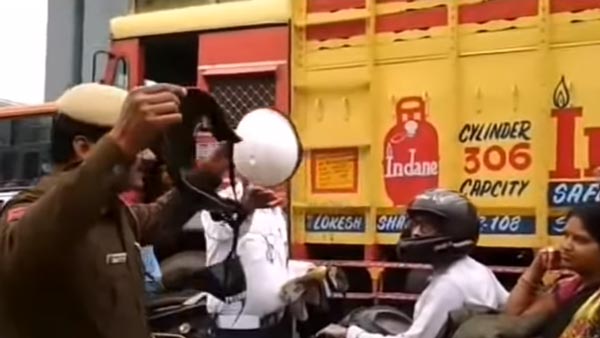 நடுரோட்டில் பெண்ணின் ஹெல்மெட்டை உடைத்த போலீஸ்காரர்... காரணம் தெரிந்தால் அதிர்ச்சியடைவீர்கள்
