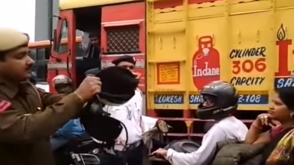 நடுரோட்டில் பெண்ணின் ஹெல்மெட்டை உடைத்த போலீஸ்காரர்... காரணம் தெரிந்தால் அதிர்ச்சியடைவீர்கள்