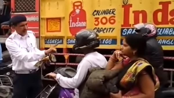 நடுரோட்டில் பெண்ணின் ஹெல்மெட்டை உடைத்த போலீஸ்காரர்... காரணம் தெரிந்தால் அதிர்ச்சியடைவீர்கள்