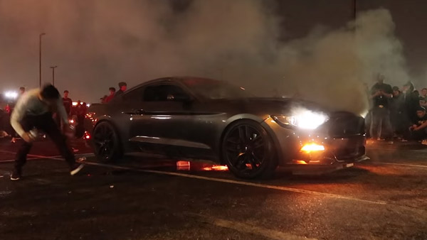 விளையாட்டால் நிகழ்ந்த விபரீதம் - தீயிற்கு இறையான விலையுயர்ந்த முஸ்டாங் கார்: அதிர்ச்சி வீடியோ...!