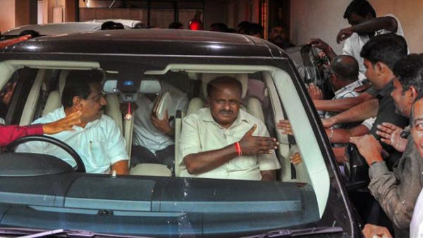 கர்நாடக முதல்வர் குமாரசாமி கார் மீது திடுக்கிடும் புகார்.. என்னவென்று தெரிந்தால் அதிர்ச்சியடைவீர்கள்