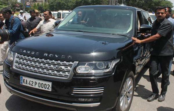 கர்நாடக முதல்வர் குமாரசாமி கார் மீது திடுக்கிடும் புகார்.. என்னவென்று தெரிந்தால் அதிர்ச்சியடைவீர்கள்