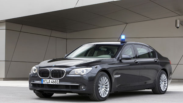 உச்சகட்ட பாதுகாப்பு வசதிகளுடன் முகேஷ் அம்பானி வாங்கிய புதிய காரின் விலை இதுதான்...