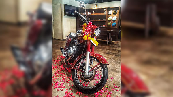 நீண்ட இழுத்தடிப்பிற்கு பின் ஒரு வழியாக தொடங்கியது ஜாவா டெலிவரி... முதல் பைக்கை பெற்றது இவர்தான்...