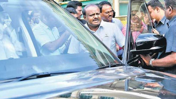 கர்நாடக முதல்வர் குமாரசாமி கார் மீது திடுக்கிடும் புகார்.. என்னவென்று தெரிந்தால் அதிர்ச்சியடைவீர்கள்
