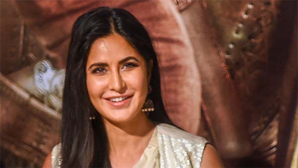 இளைஞர்களின் தூக்கத்தை கெடுத்த பிரபல நடிகை புதிய கார் வாங்கினார்... தலை சுற்ற வைக்கும் விலை...