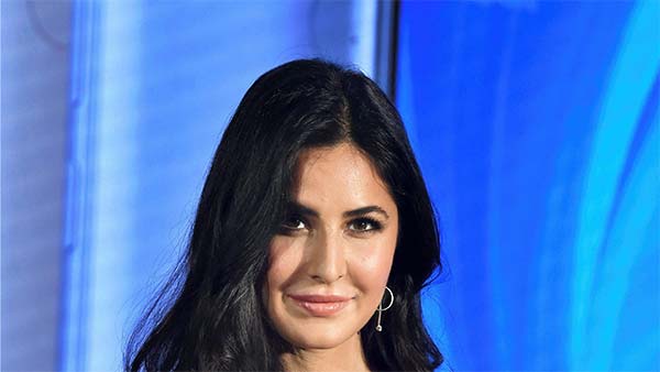 இளைஞர்களின் தூக்கத்தை கெடுத்த பிரபல நடிகை புதிய கார் வாங்கினார்... தலை சுற்ற வைக்கும் விலை...