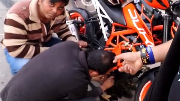 சாலையில் சென்றபோது கல்மீது இடித்த கேடிஎம் பைக்கின் எஞ்ஜின்: அடுத்து நடந்தது என்ன... வீடியோ!
